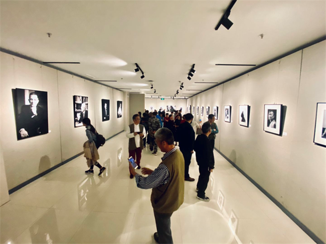 内心的寂静——张晨路肖像摄影作品展在我市隆重开展